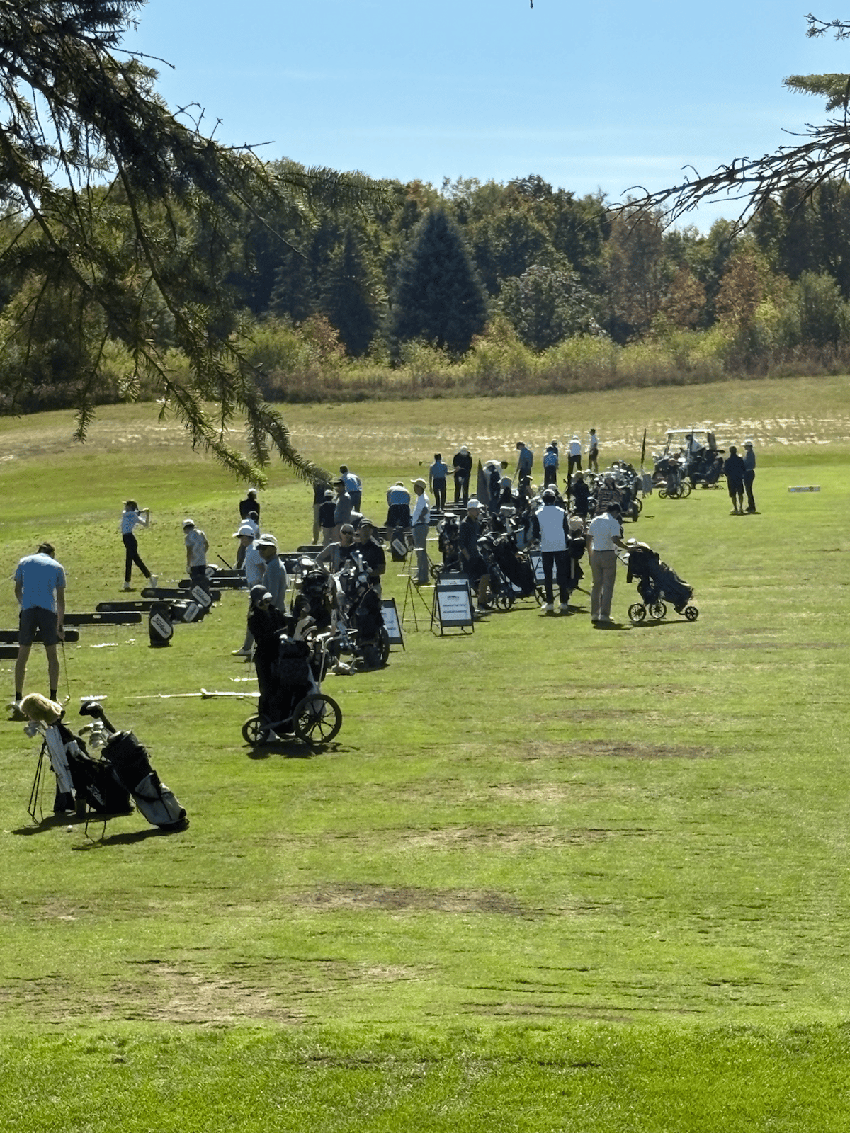 Players gathered on the practice range at the 2025 TTGA Junior Tournament